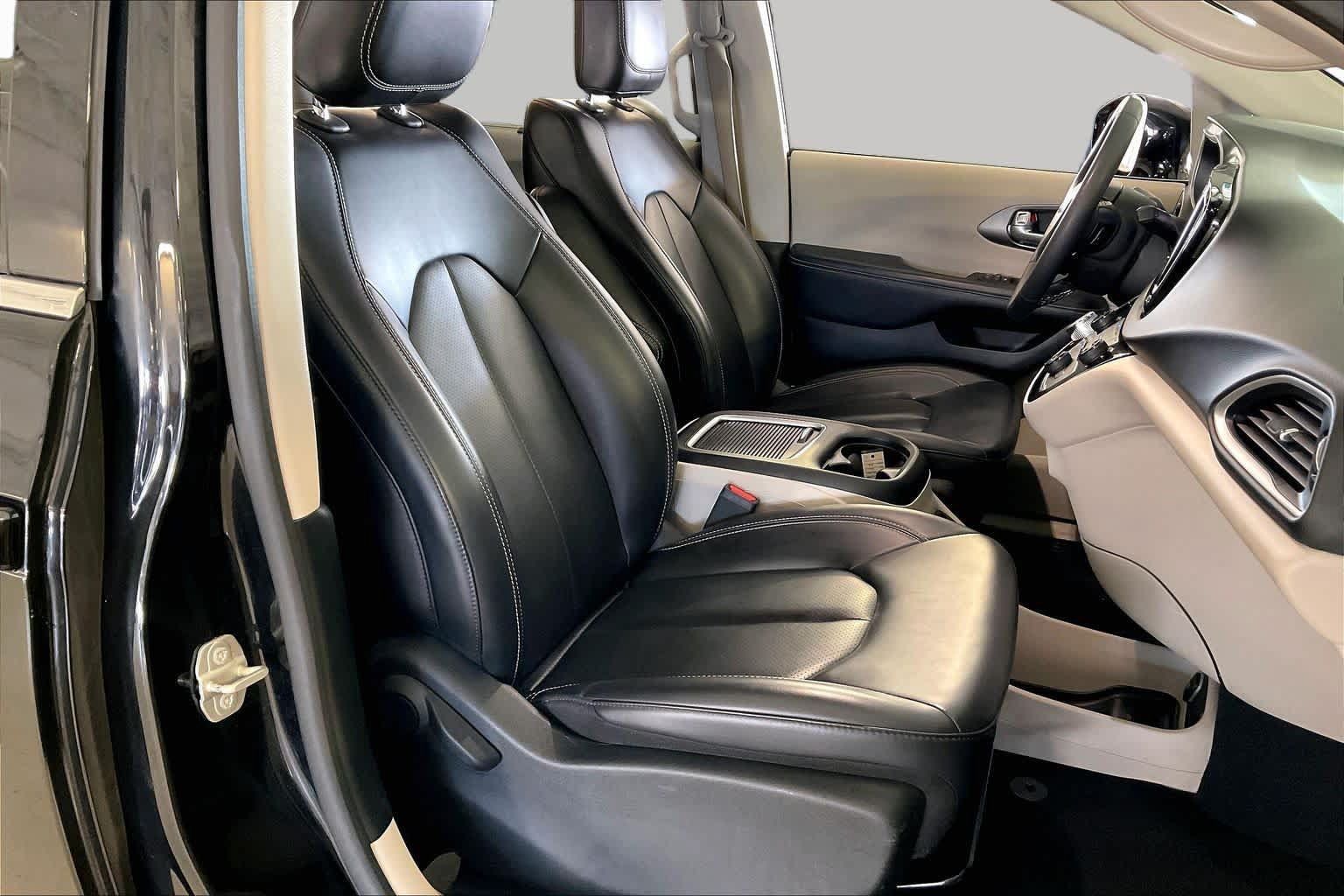 Used 2024 Chrysler Pacifica Touring-L FWD image 8