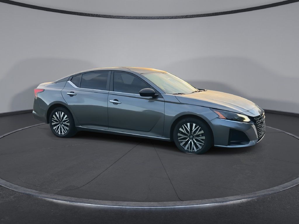 Used 2024 Nissan Altima 2.5 SV FWD image 2