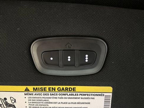 Used 2025 Chrysler Pacifica Limited image 27