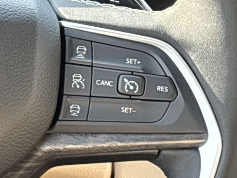 Used 2023 Jeep Grand Cherokee L Limited AWD/4WD image 23