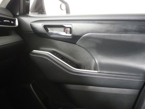 Used 2022 Toyota Highlander XLE image 32