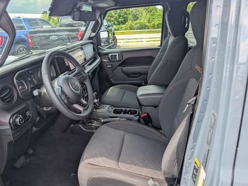 Used 2025 Jeep Gladiator Mojave AWD/4WD image 14