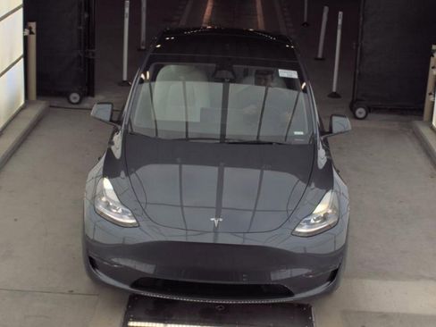 Used 2023 Tesla Model Y 2WD image 2