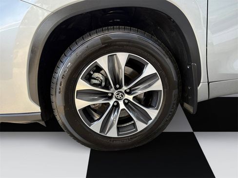 Used 2024 Toyota Highlander XLE image 14