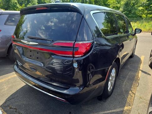 Used 2023 Chrysler Pacifica Touring-L FWD image 2