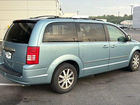 Used 2009 Chrysler Town & Country Touring FWD image 32