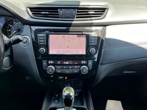 Used 2018 Nissan Rogue SL w/ Premium Package image 13