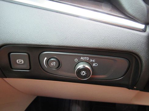 Used 2021 Buick Enclave Essence w/ Sport Touring Edition FWD image 18