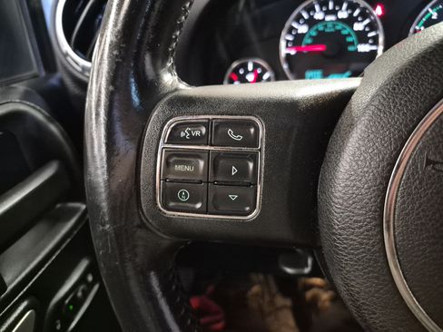 Used 2015 Jeep Wrangler Unlimited Rubicon w/ Connectivity Group AWD/4WD image 22