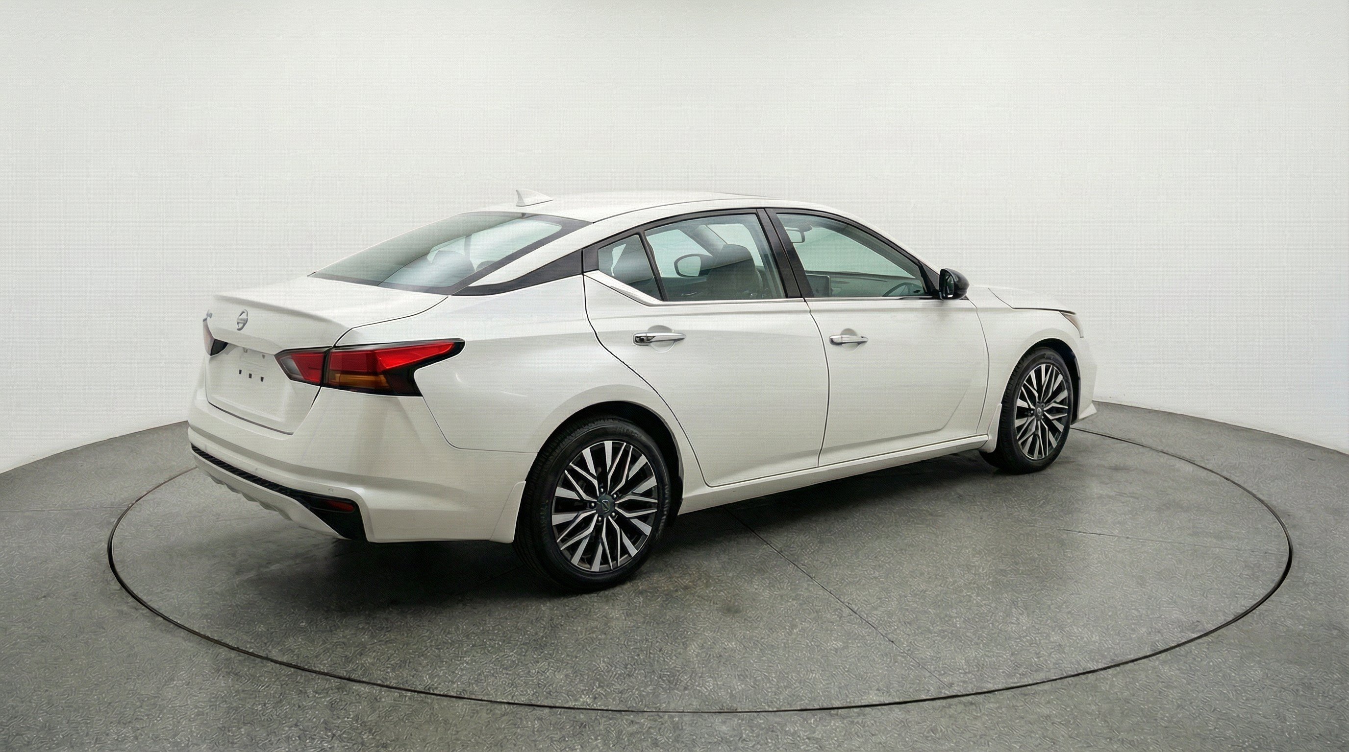 Used 2025 Nissan Altima 2.5 SV FWD image 9