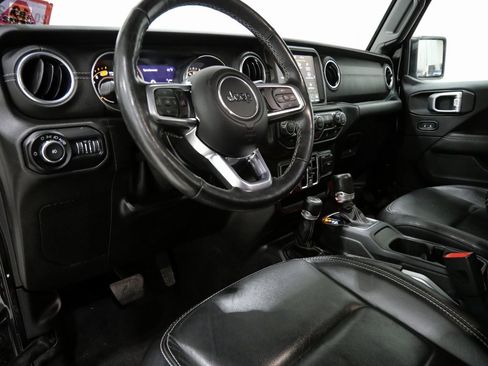 Used 2019 Jeep Wrangler Unlimited Sahara image 12