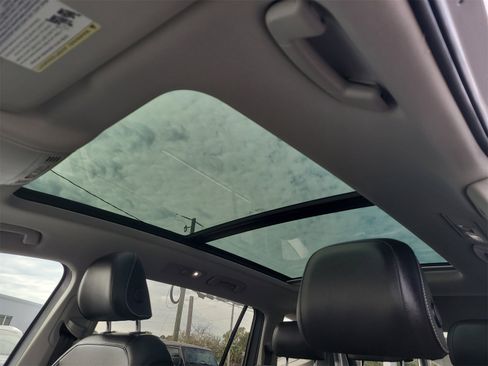 Used 2022 Volkswagen Tiguan SE w/ Panoramic Sunroof Package image 21
