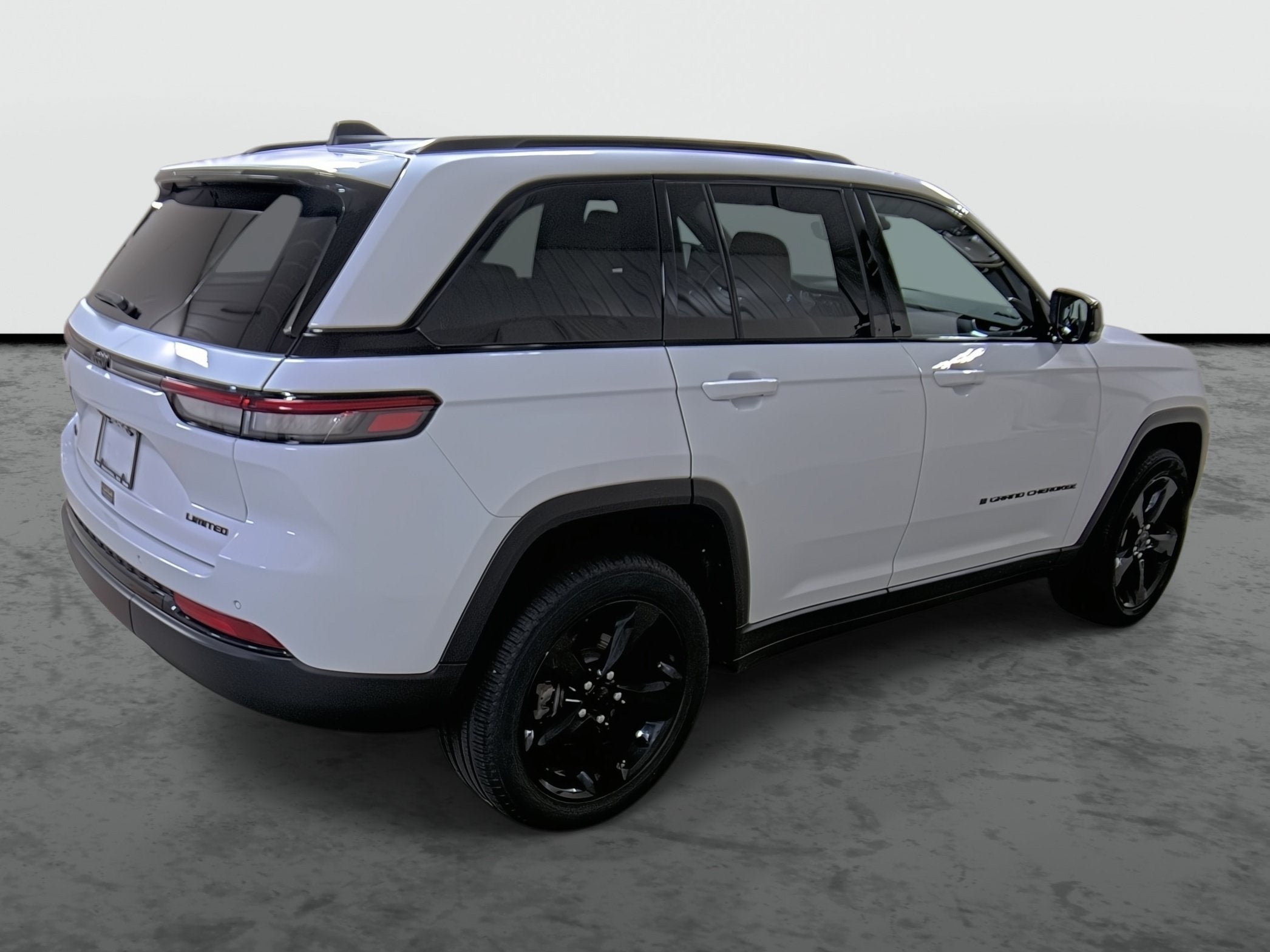 Used 2025 Jeep Grand Cherokee Limited w/ Black Appearance Package AWD/4WD image 4