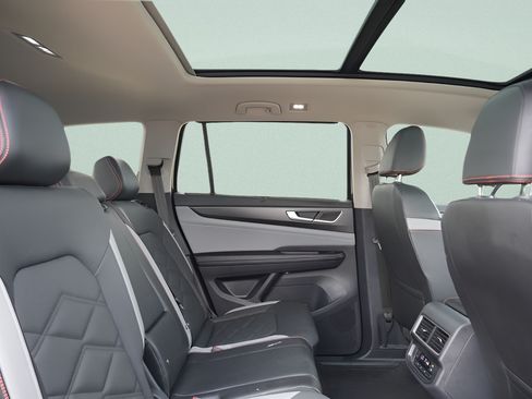 Used 2024 Volkswagen Atlas Peak Edition SE AWD/4WD image 15