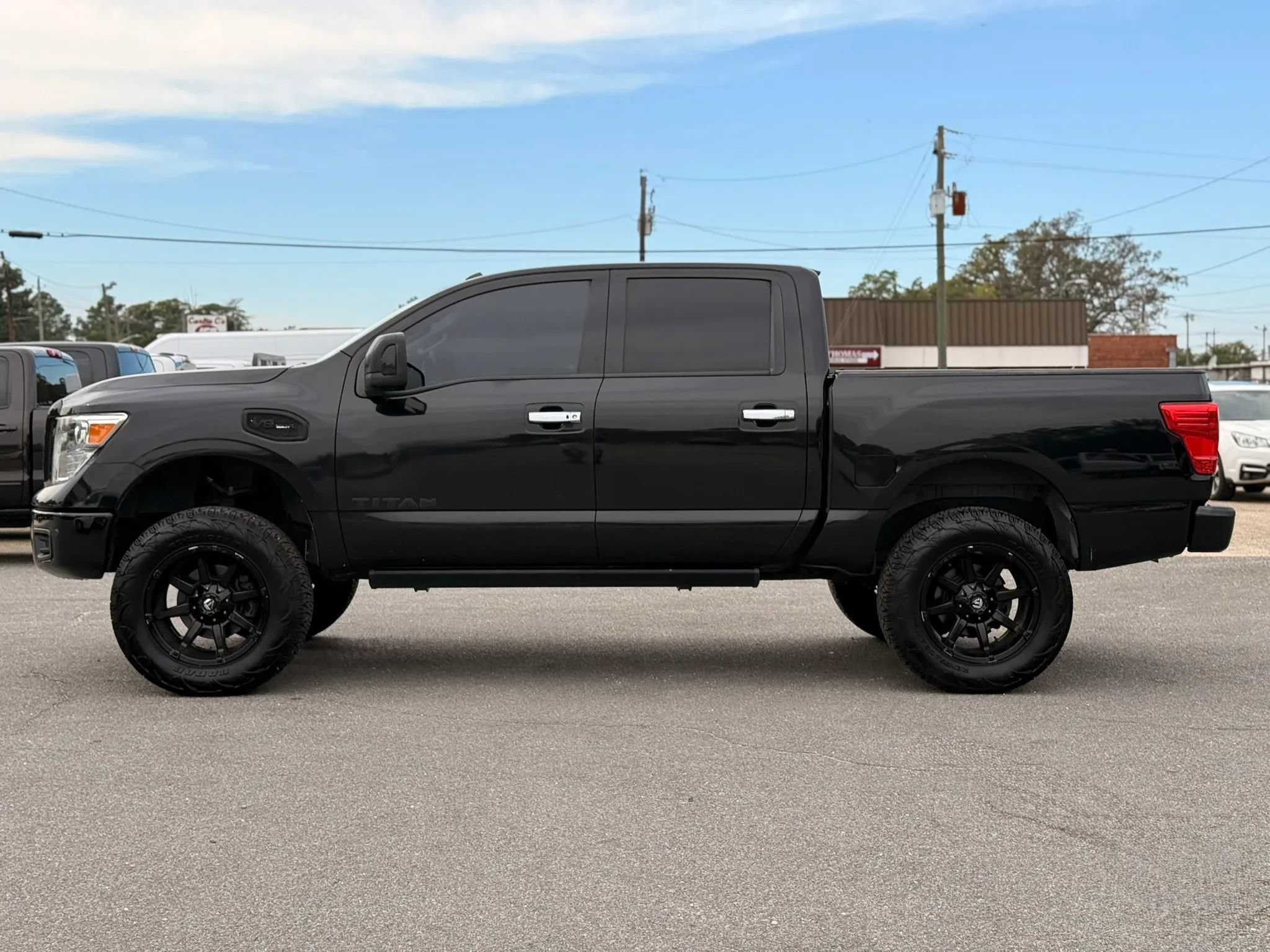 Used 2017 Nissan Titan SL w/ SL Towing Convenience Package RWD image 6