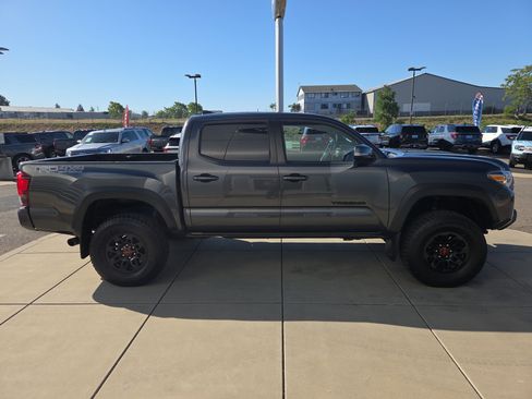 Used 2019 Toyota Tacoma TRD Off-Road w/ Technology Package AWD/4WD image 6