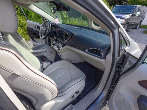 Used 2018 Chrysler Pacifica Limited w/ Advanced Safetytec Group FWD image 10
