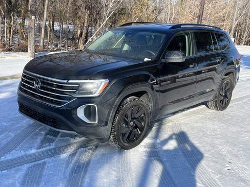 Used 2025 Volkswagen Atlas SE w/ Black Wheel Package image 5