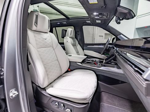 Used 2026 Cadillac Escalade V w/ LPO, Onyx Lite Package AWD/4WD image 38