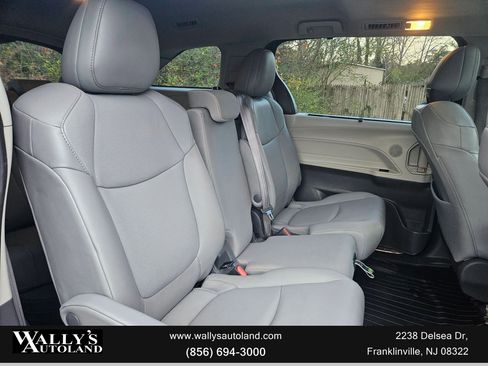 Used 2021 Toyota Sienna XLE image 34