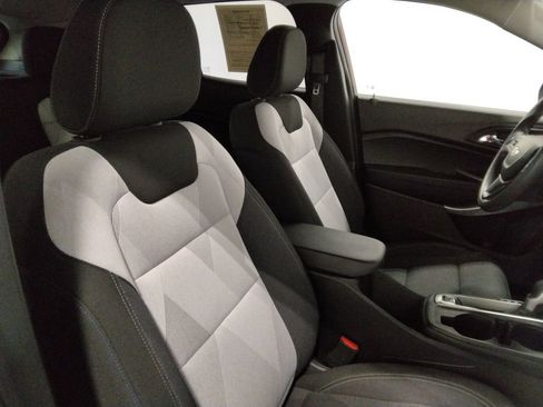 Used 2025 Chevrolet Trax LS image 37