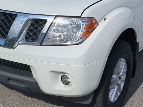 Used 2016 Nissan Frontier SV w/ SV Value Truck Package AWD/4WD image 9