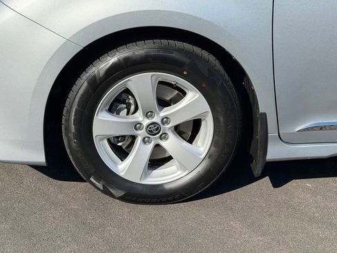 Used 2020 Toyota Sienna LE w/ LE Preferred Package FWD image 27