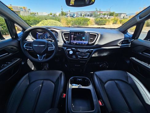 Used 2025 Chrysler Pacifica Select FWD image 20