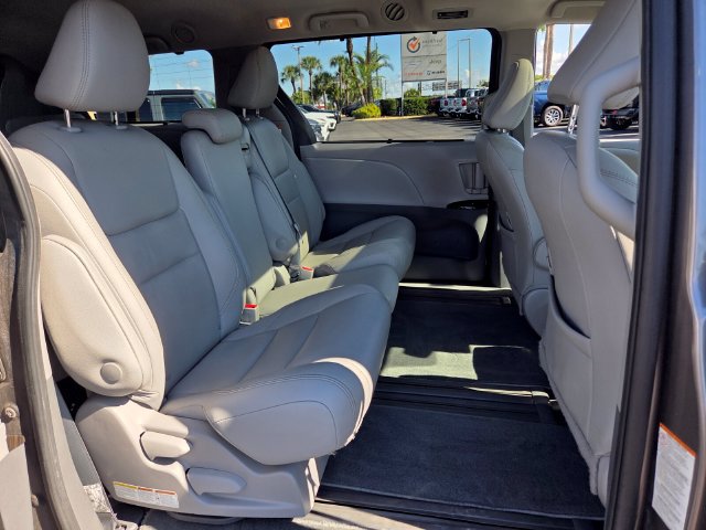 Used 2020 Toyota Sienna XLE Premium FWD image 17