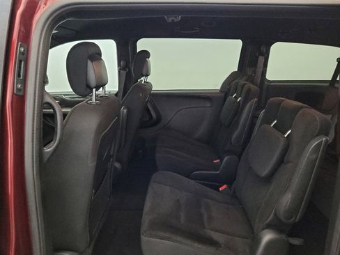 Used 2018 Dodge Grand Caravan SE FWD image 18