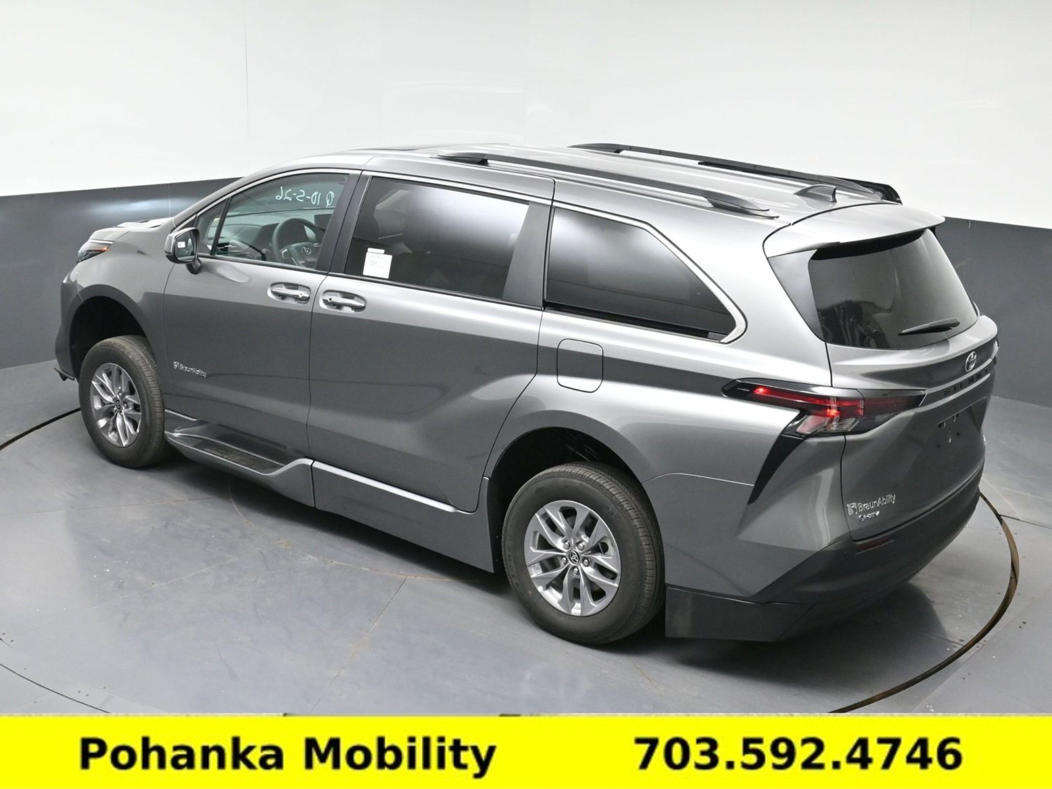 Used 2026 Toyota Sienna XLE FWD image 25