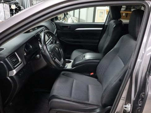 Used 2017 Toyota Highlander Plus AWD/4WD image 9