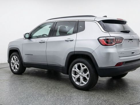 Used 2025 Jeep Compass Latitude AWD/4WD image 6