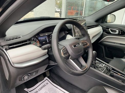 Used 2024 Jeep Compass Limited image 10