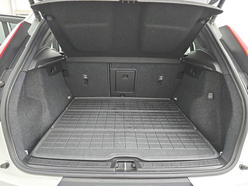 Used 2023 Volvo XC40 B4 Ultimate w/ Protection Package Premier image 12