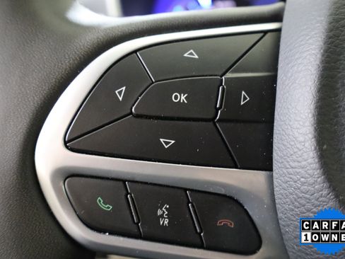 Used 2024 Chrysler Pacifica Select image 25