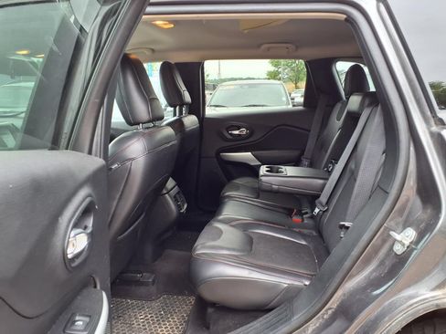Used 2018 Jeep Cherokee Trailhawk w/ Cold Weather Group AWD/4WD image 10