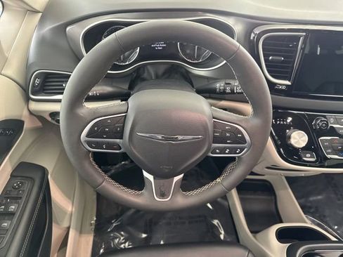 Used 2024 Chrysler Pacifica Touring-L FWD image 28
