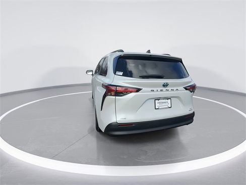 Used 2022 Toyota Sienna XLE image 7