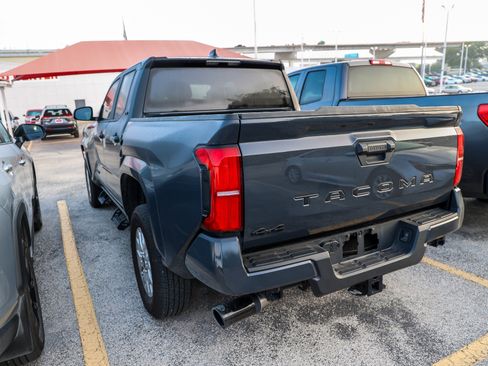Used 2025 Toyota Tacoma SR5 AWD/4WD image 10