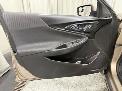 Used 2018 Chevrolet Malibu LT image 16