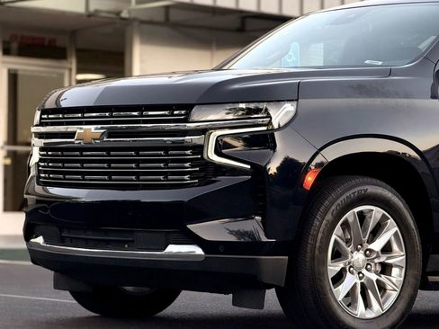 Used 2023 Chevrolet Suburban Premier RWD image 4