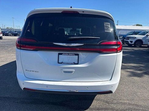 Used 2023 Chrysler Pacifica Touring-L FWD image 6