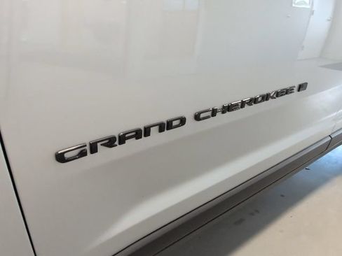 Used 2025 Jeep Grand Cherokee Altitude AWD/4WD image 10