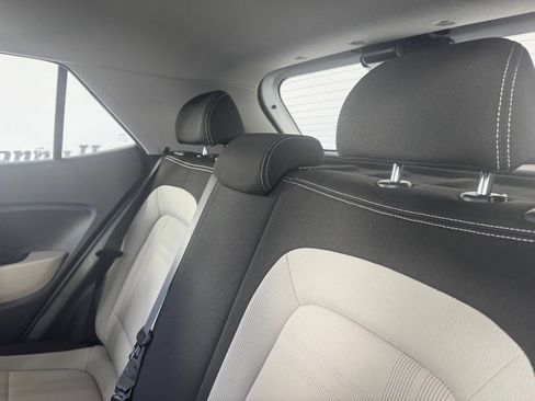 Used 2025 Hyundai Venue SEL FWD image 11