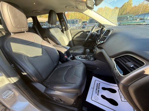 Used 2020 Jeep Cherokee Limited image 24