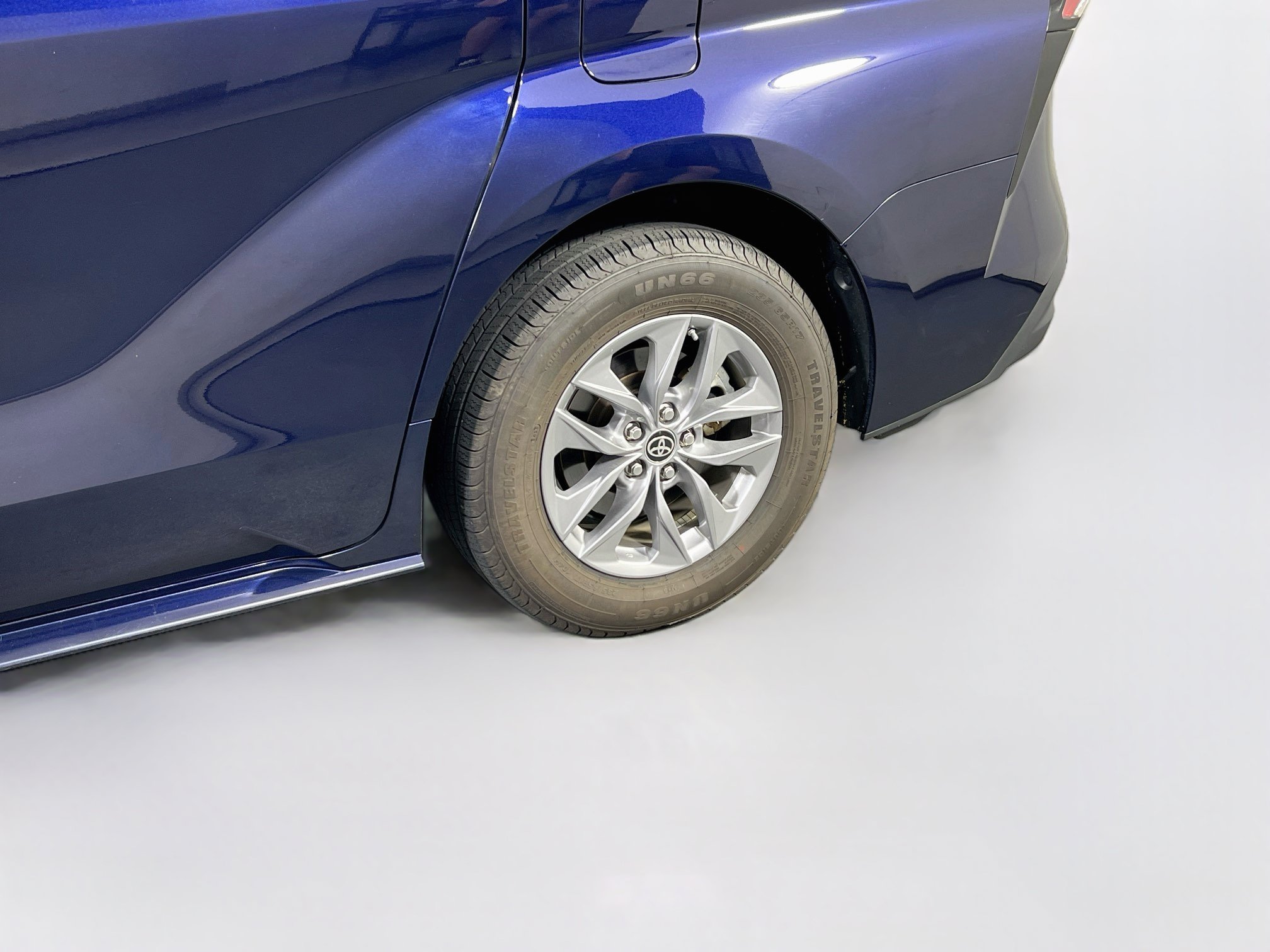Used 2023 Toyota Sienna XLE FWD image 31