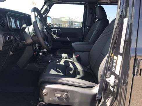 Used 2025 Jeep Gladiator Rubicon AWD/4WD image 21