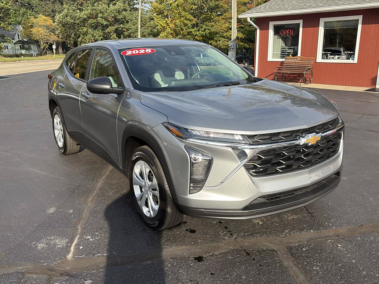 Used 2025 Chevrolet Trax LS w/ Driver Confidence Package FWD image 2