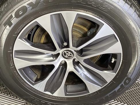 Used 2023 Toyota Highlander XLE image 31